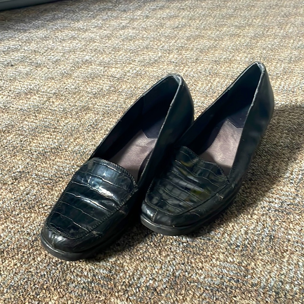 Faux Leather Crocodile Pattern Loafers